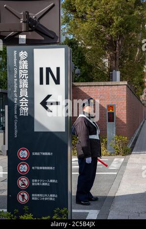 Wache am Eingang des Mitglieds-Bürogebäudes des Hauses der Ratsmitglieder. Tokio, Japan Stockfoto