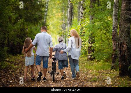 Glückliche Familie im Freien lächelt in einem Sommerwald Stockfoto