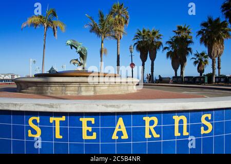 Dolphin Fountain auf Stearns Wharf, Santa Barbara Harbour, Kalifornien, USA Stockfoto