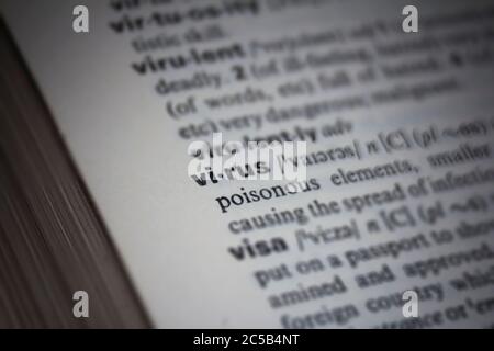 Definition und Bedeutung Text des Wortes Virus in einem englischen Wörterbuch Stockfoto