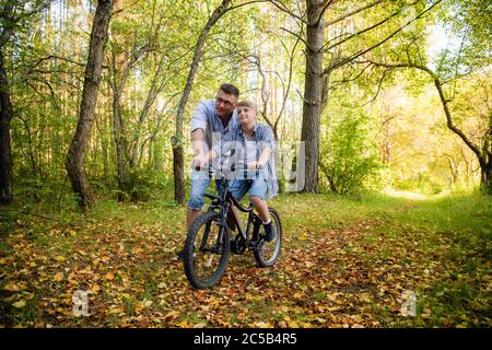 Vater lehrt Sohn Fahrrad zu fahren Stockfoto