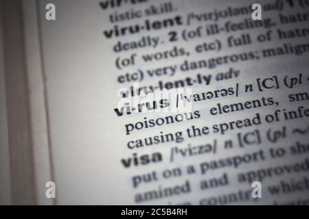 Definition und Bedeutung Text des Wortes Virus in einem englischen Wörterbuch Stockfoto