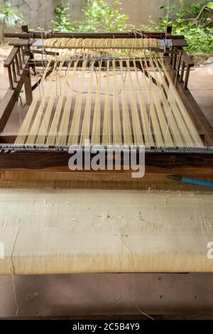 Nahaufnahme eines Webstuhls in der Iktt (Institut für traditionelle Khmer-Textilien)-Manufaktur in der Stadt. Siem Reap. Stockfoto
