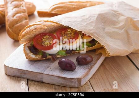 Frische U-Boot-Sandwiches mit verschiedenen Füllungen auf Holzhintergrund Stockfoto