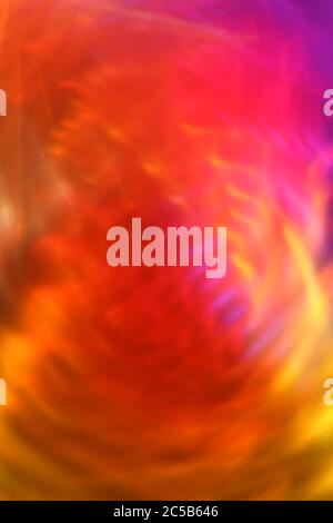 Vertikaler abstrakter Hintergrund mit gestaffelten und gebrochenen Vortex-Lichteffekten Stockfoto