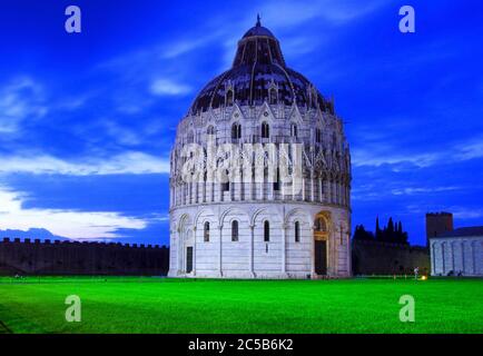 Baptisterium des heiligen Johannes auf der Piazza dei Miracoli, Pisa, Italien Stockfoto