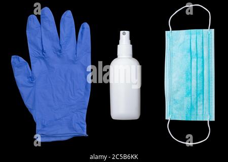 Coronavirus-Kit mit Schutzhandschuh, Alkohol-Händedesinfektionsmittel und Maske auf schwarzer Oberfläche Stockfoto