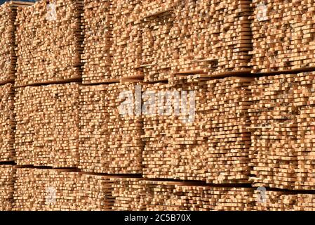 Stapel von Holzbrettern sitzen gestapelt in der Werft bei Tolko Industries Lakeview Division in Williams Lake, British Columbia, Kanada. Stockfoto