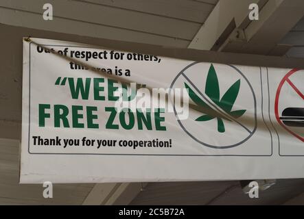 Ein Schild vor einem Restaurant in British Columbia, Kanada, besagt, dass dieses Gebiet eine „Weed Free Zone“ ist, die darauf hinweist, dass Marihuana dort nicht geraucht werden sollte. C Stockfoto