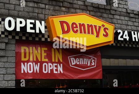 An einer Wand vor einem Denny's 24-Stunden-Restaurant in Vancouver, British Columbia, Kanada, hängt ein Schild. Stockfoto
