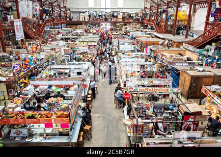 Blick auf den riesigen Mercado Hidalgo, einen öffentlichen Markt in einem ehemaligen Bahnhof im historischen Zentrum von Guanajuato City, Guanajuato, Mexiko. Stockfoto