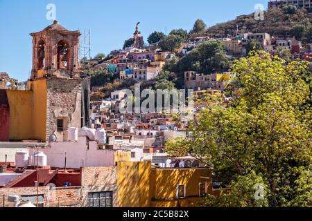 Blick auf das Monument El Pipila auf einem Hügel im historischen Zentrum von Guanajuato City, Guanajuato, Mexiko. Das Denkmal ehrt Juan Jose de los Reyes, einen lokalen Bergmann, der zum Unabhängigkeitshelden wurde Stockfoto