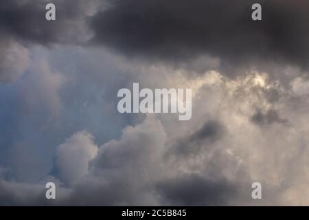 Dramatische Tageslicht Sturm Wolken Vollformat Panorama Hintergrund Stockfoto