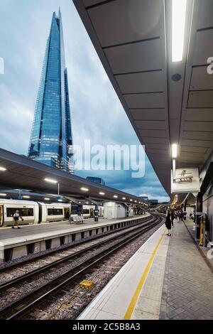 London Bridge Station mit Blick auf den Shard Wolkenkratzer an einem typisch bewölkten Tag in London Stockfoto