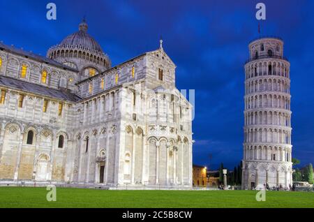 Nachtansicht der Kathedrale von Pisa (Duomo di Pisa) mit dem Schiefen Turm von Pisa (Torre di Pisa) auf der Piazza dei Miracoli in Pisa, Toskana, Italien Stockfoto