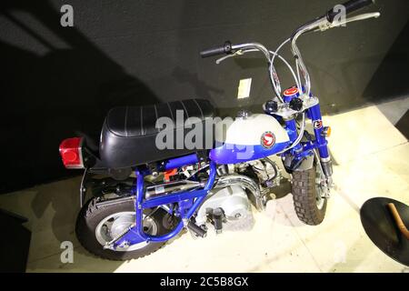 Honda Mini-Fahrrad oder „Monkey Bike“ im San Diego Automotive Museum. Stockfoto