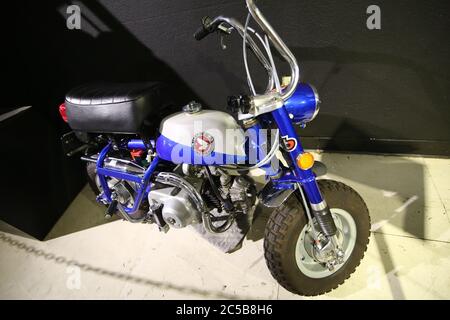 Honda Mini-Fahrrad oder „Monkey Bike“ im San Diego Automotive Museum. Stockfoto