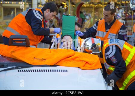 AVIGNON, FRANKREICH - 15. OKTOBER: Mitarbeiter der örtlichen Behörden demonstrieren am 15. Oktober 2013 auf der lokalen Messe in Avignon, Frankreich, Rettungsaktionen Stockfoto