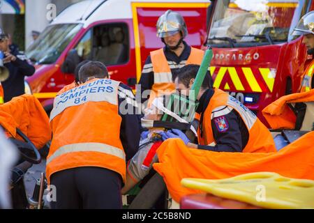 AVIGNON, FRANKREICH - 15. OKTOBER: Mitarbeiter der örtlichen Behörden demonstrieren am 15. Oktober 2013 auf der lokalen Messe in Avignon, Frankreich, Rettungsaktionen Stockfoto