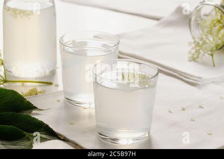 Sommergetränk mit Holunderblüten Syrop und Zitrone auf dem weißen Hintergrund.Horizontal mit Platz für Text. Stockfoto