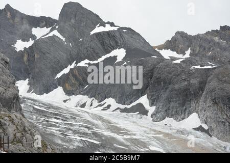 Schwarze Berge mit weißem Schnee bedeckt Stockfoto