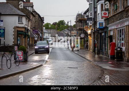 Windermere, Cumbria, Großbritannien. Juli 2020. Die normalerweise geschäftigen Straßen von Windermere bleiben verlassen im Gegensatz zu den erwarteten Zustrom ov Besucher als COVID 19 Einschränkungen auf den 4. Juli Kredit: PN News/Alamy Live News Stockfoto