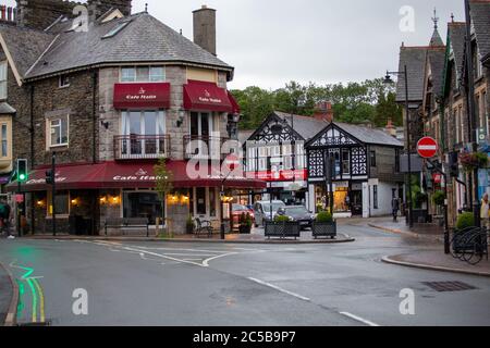 Windermere, Cumbria, Großbritannien. Juli 2020. Die normalerweise geschäftigen Straßen von Windermere bleiben verlassen im Gegensatz zu den erwarteten Zustrom ov Besucher als COVID 19 Einschränkungen auf den 4. Juli Kredit: PN News/Alamy Live News Stockfoto