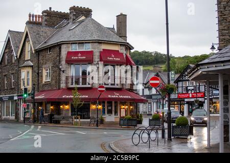 Windermere, Cumbria, Großbritannien. Juli 2020. Die normalerweise geschäftigen Straßen von Windermere bleiben verlassen im Gegensatz zu den erwarteten Zustrom ov Besucher als COVID 19 Einschränkungen auf den 4. Juli Kredit: PN News/Alamy Live News Stockfoto