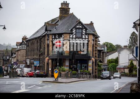 Windermere, Cumbria, Großbritannien. Juli 2020. Die normalerweise geschäftigen Straßen von Windermere bleiben verlassen im Gegensatz zu den erwarteten Zustrom ov Besucher als COVID 19 Einschränkungen auf den 4. Juli Kredit: PN News/Alamy Live News Stockfoto