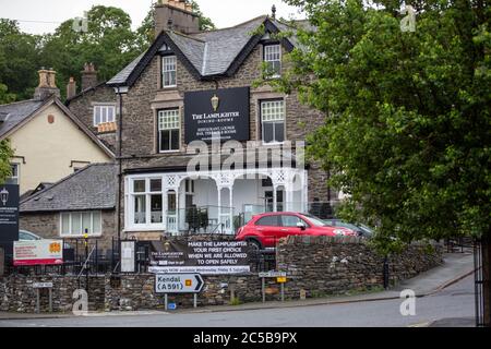 Windermere, Cumbria, Großbritannien. Juli 2020. Die normalerweise geschäftigen Straßen von Windermere bleiben verlassen im Gegensatz zu den erwarteten Zustrom ov Besucher als COVID 19 Einschränkungen auf den 4. Juli Kredit: PN News/Alamy Live News Stockfoto