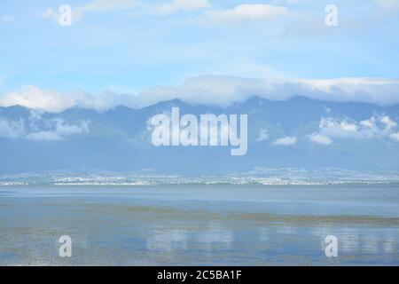 Blaue Berge und blaue Seen unter dem blauen Himmel Stockfoto