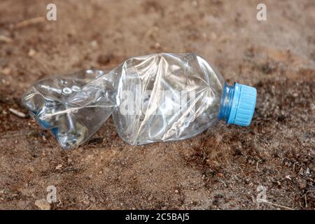 Eine Plastikflasche liegt auf dem Boden. Konzept der Umweltverschmutzung. Stockfoto