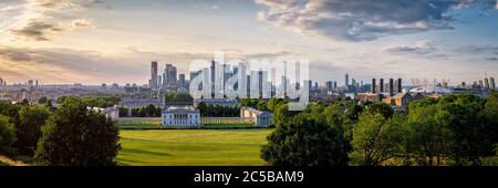 Hochauflösender Panoramablick auf Greenwich Park, Canary Wharf und die docklands auf London bei Sonnenuntergang Stockfoto