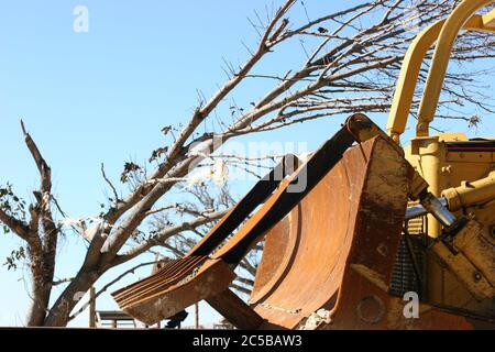 Nach Hurrikan Katrina an der Golfküste von Mississippi Schäden & Beginn der Reinigung mit schweren Geräten. Stockfoto