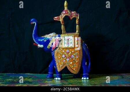 Rajasthani Handwerk Handarbeit schwere Arbeit Ambabari Elefant Sawari von König Glücklichen Charm Multi-Farbe mit sauberen Finish Stockfoto