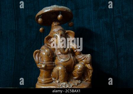 Aus Holz gemachtes ganesha-Schaustück von Stämmen bengalens Stockfoto