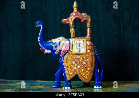 Rajasthani Handwerk Handarbeit schwere Arbeit Ambabari Elefant Sawari von König Glücklichen Charm Multi-Farbe mit sauberen Finish Stockfoto