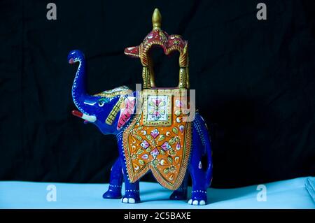 Rajasthani Handwerk Handarbeit schwere Arbeit Ambabari Elefant Sawari von König Glücklichen Charm Multi-Farbe mit sauberen Finish Stockfoto