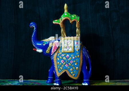 Rajasthani Handwerk Handarbeit schwere Arbeit Ambabari Elefant Sawari von König Glücklichen Charm Multi-Farbe mit sauberen Finish Stockfoto