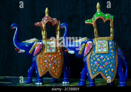 Rajasthani Handwerk Handarbeit schwere Arbeit Ambabari Elefant Sawari von König Glücklichen Charm Multi-Farbe mit sauberen Finish Stockfoto