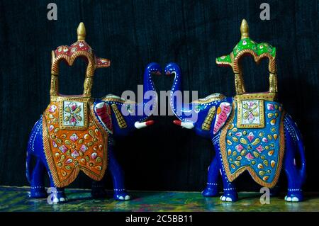 Rajasthani Handwerk Handarbeit schwere Arbeit Ambabari Elefant Sawari von König Glücklichen Charm Multi-Farbe mit sauberen Finish Stockfoto