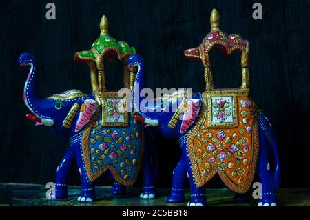 Rajasthani Handwerk Handarbeit schwere Arbeit Ambabari Elefant Sawari von König Glücklichen Charm Multi-Farbe mit sauberen Finish Stockfoto