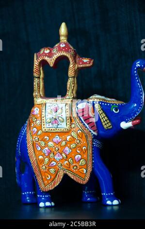 Rajasthani Handwerk Handarbeit schwere Arbeit Ambabari Elefant Sawari von König Glücklichen Charm Multi-Farbe mit sauberen Finish Stockfoto