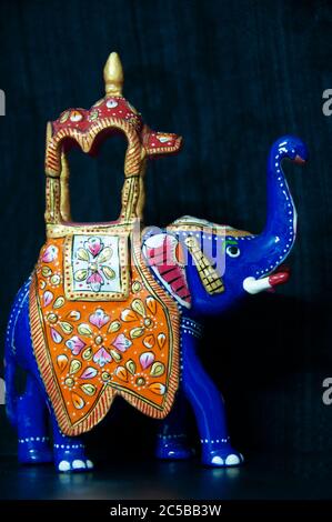 Rajasthani Handwerk Handarbeit schwere Arbeit Ambabari Elefant Sawari von König Glücklichen Charm Multi-Farbe mit sauberen Finish Stockfoto