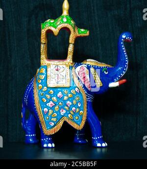 Rajasthani Handwerk Handarbeit schwere Arbeit Ambabari Elefant Sawari von König Glücklichen Charm Multi-Farbe mit sauberen Finish Stockfoto