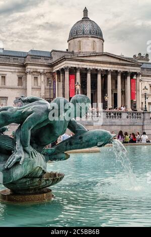 Trafalgar Square und die National Gallery in London an einem typischen bewölkten Tag Stockfoto