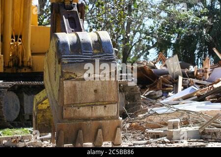 Nach Hurrikan Katrina an der Golfküste von Mississippi Schäden & Beginn der Reinigung mit schweren Geräten. Stockfoto