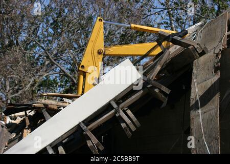 Nach Hurrikan Katrina an der Golfküste von Mississippi Schäden & Beginn der Reinigung mit schweren Geräten. Stockfoto