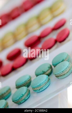 Farbige Makronen bei Kleinkind's 1. Geburtstag Party Feier mit Luftfahrt-Thema Stockfoto