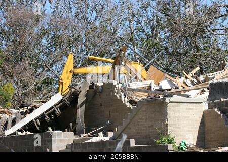 Nach Hurrikan Katrina an der Golfküste von Mississippi Schäden & Beginn der Reinigung mit schweren Geräten. Stockfoto